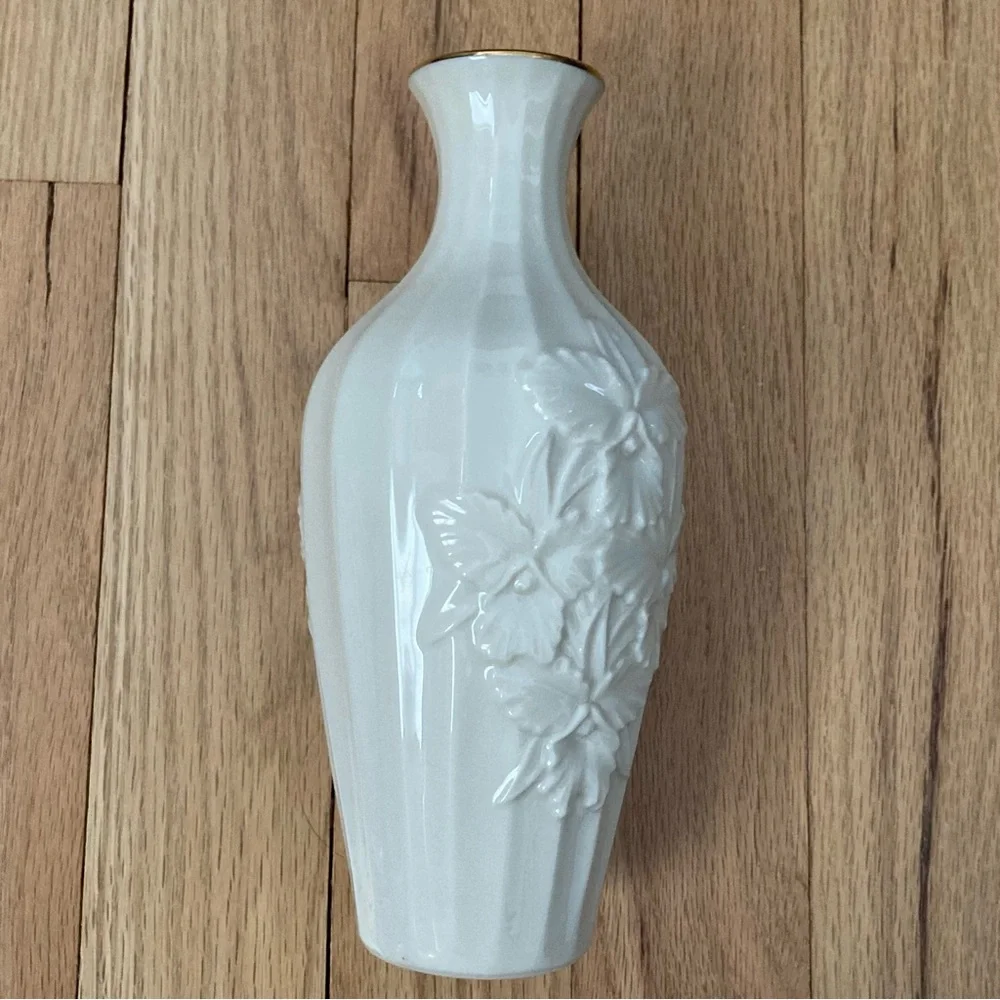 Vintage 80’s Lenox Classic Off White Porcelain Bud Vase with 24K Gold Trim.